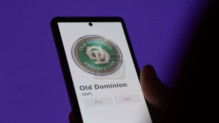 Téléchargez les photos : Le logo du Vieux Dominion sur l'écran d'un échange. Stocks de prix Old Dominion, $ODFL sur un appareil. - en image libre de droit