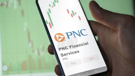 Téléchargez les photos : Le logo de PNC Financial Services sur l'écran d'un échange. Prix des actions PNC Financial Services, $PNC sur un appareil. - en image libre de droit