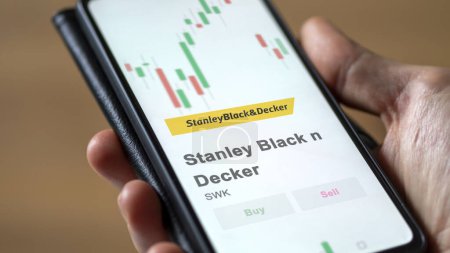 Téléchargez les photos : Le logo de Stanley Black & Decker sur l'écran d'un échange. Stanley Black & Decker actions de prix, $SWK sur un appareil. - en image libre de droit
