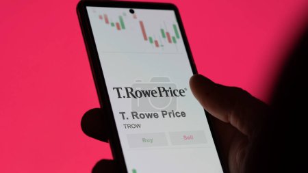 Foto de El logotipo de T. Rowe Price en la pantalla de un intercambio. T Rowe Precio acciones, $TROW en un dispositivo. - Imagen libre de derechos