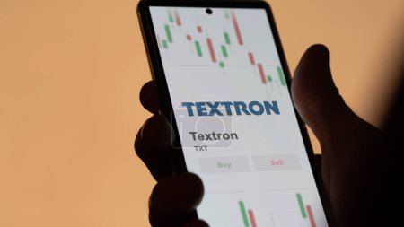 Foto de El logotipo de Textron en la pantalla de un intercambio. Acciones de precio de Textron, $TXT en un dispositivo. - Imagen libre de derechos