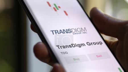 Téléchargez les photos : Le logo de TransDigm Group sur l'écran d'un échange. Stocks de prix du groupe TransDigm, $TMD sur un appareil. - en image libre de droit