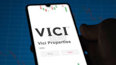 Foto de El logotipo de Vici Properties en la pantalla de un intercambio. Vici Propiedades precio acciones, $VICI en un dispositivo. - Imagen libre de derechos