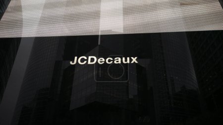 Téléchargez les photos : Logo JCDecaux sur un panneau dans une ville. Logo JC Decaux sur une publicité numérique. Toilettes publiques autoporteuses de Jc Decaux. - en image libre de droit