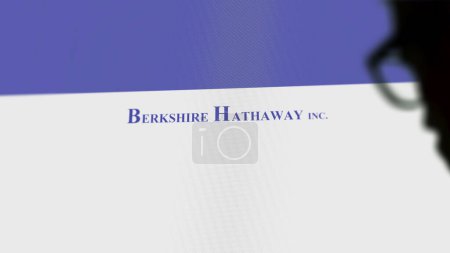 Foto de El logotipo de Berkshire Hathaway en una pared blanca de pantallas. Marca Berkshire Hathaway en un dispositivo. - Imagen libre de derechos