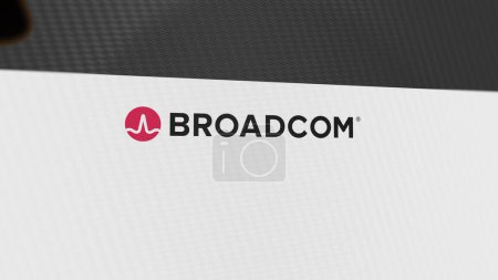 Foto de El logotipo de Broadcom Inc. en una pared blanca de pantallas. Marca Broadcom Inc en un dispositivo. - Imagen libre de derechos