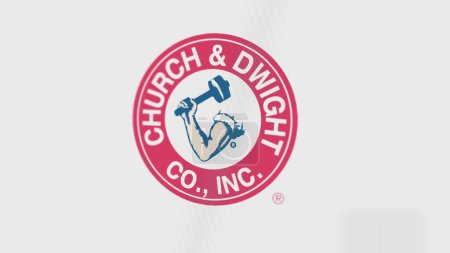 Téléchargez les photos : Le logo de Church & Dwight sur un mur blanc d'écrans. Marque Church & Dwight sur un appareil. - en image libre de droit