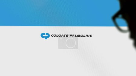 Téléchargez les photos : Le logo de Colgate-Palmolive sur un mur blanc d'écrans. Marque Colgate-Palmolive sur un appareil. - en image libre de droit