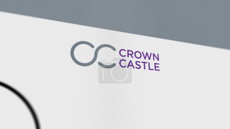 Téléchargez les photos : 07 septembre 2023 Houston, Texas. Le logo du Château de la Couronne sur un mur blanc d'écrans. Marque Crown Castle sur un appareil. - en image libre de droit