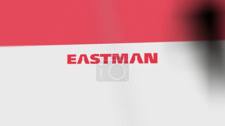 Foto de El logotipo de Eastman Chemical Company en una pared blanca de pantallas. Marca Eastman Chemical Company en un dispositivo. - Imagen libre de derechos