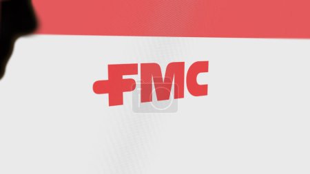 Foto de El logotipo de FMC Corporation en una pared blanca de pantallas. Marca FMC Corporation en un dispositivo. - Imagen libre de derechos