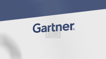 Foto de El logotipo de Gartner en una pared blanca de pantallas. Marca Gartner en un dispositivo. - Imagen libre de derechos