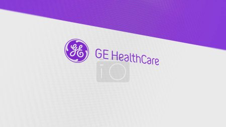Téléchargez les photos : Le logo de GE HealthCare sur un mur blanc d'écrans. Marque GE HealthCare sur un appareil. - en image libre de droit