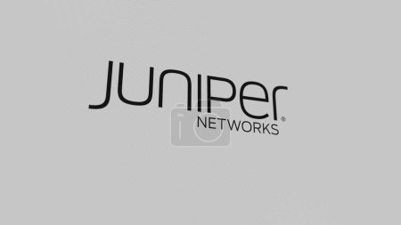 Téléchargez les photos : Le logo de Juniper Networks sur un mur blanc d'écrans. Marque Juniper Networks sur un appareil. - en image libre de droit
