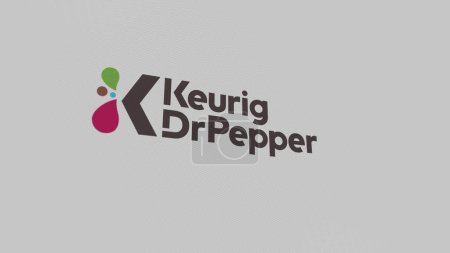 Foto de El logotipo de Keurig Dr Pepper en una pared blanca de pantallas. Marca Keurig Dr Pepper en un dispositivo. - Imagen libre de derechos