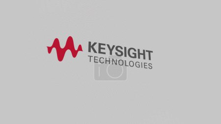 Foto de El logotipo de Keysight en una pared blanca de pantallas. Marca Keysight en un dispositivo. - Imagen libre de derechos