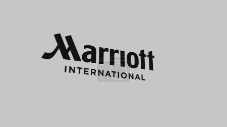 Téléchargez les photos : Le logo de Marriott International sur un mur blanc d'écrans. Marque Marriott International sur un appareil. - en image libre de droit