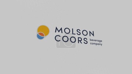Téléchargez les photos : 07 septembre 2023 Chicago, Illinois. Le logo de Molson Coors Beverage Company sur un mur blanc d'écrans. Molson Coors Beverage Company marque sur un appareil. - en image libre de droit