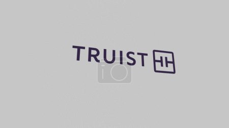 Téléchargez les photos : Le logo de Truist sur un mur blanc d'écrans. Marque Truist sur un appareil. - en image libre de droit