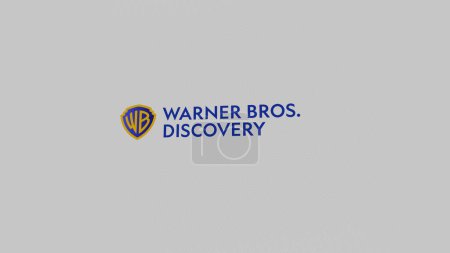 Téléchargez les photos : Le logo de Warner Bros. Découverte sur un mur blanc d'écrans. Marque Warner Bros Discovery sur un appareil. - en image libre de droit
