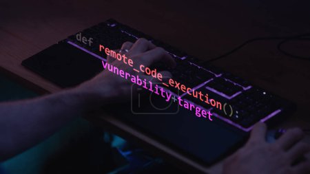 Téléchargez les photos : Cyber attaque exécution de code à distance RCE vulnérabilité dans l'écran de l'éditeur de code texte. - en image libre de droit