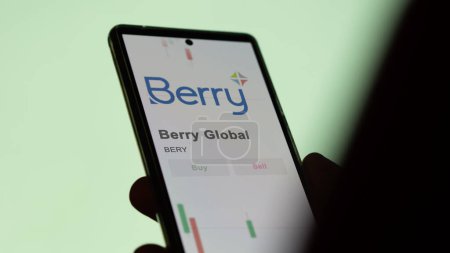 Foto de El logotipo de Berry Global en la pantalla de un intercambio. acciones de precios de la baya, $BERY en un dispositivo. - Imagen libre de derechos