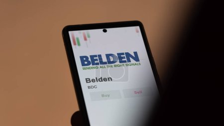 Téléchargez les photos : Le logo de Belden sur l'écran d'un échange. Stocks Belden, $BSC sur un appareil. - en image libre de droit