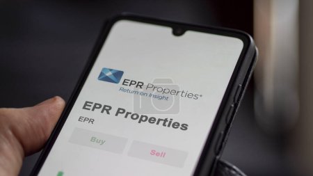 Téléchargez les photos : La page de trading d'EPR Properties sur une bourse, un actionnaire analysant $EPR, EPR Properties, sur un appareil. - en image libre de droit