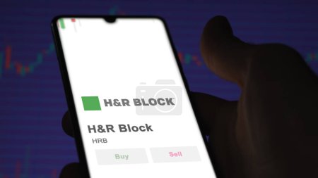Téléchargez les photos : La page de trading de H & R Block sur une bourse, un actionnaire analysant $HRB, H et R Block, sur un appareil. - en image libre de droit