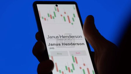 Téléchargez les photos : 15 novembre 2023. La page de trading de Janus Henderson sur une bourse, un actionnaire analysant $JHG,, sur un appareil. - en image libre de droit