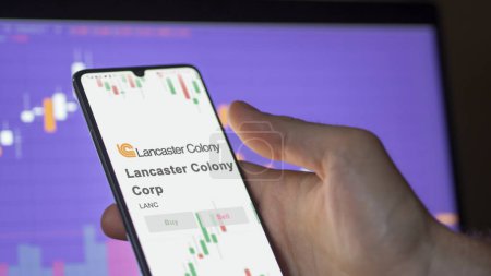 Téléchargez les photos : 20 novembre 2023. Le logo de Lancaster Colony Corp sur un écran géant blanc, la marque sur un appareil. - en image libre de droit