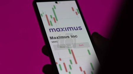 Foto de 20 de noviembre de 2023. El logotipo de Maximus Inc en una pantalla blanca gigante, la marca en un dispositivo. - Imagen libre de derechos