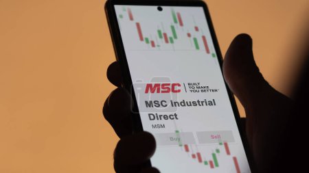 Foto de 20 de noviembre de 2023. El logotipo de MSC Industrial Direct en una pantalla blanca gigante, la marca en un dispositivo. - Imagen libre de derechos