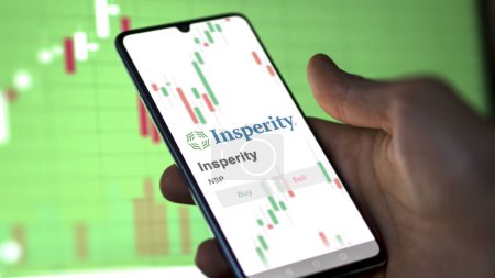 Foto de 20 de noviembre de 2023. El logotipo de Insperity en una pantalla blanca gigante, la marca en un dispositivo. - Imagen libre de derechos