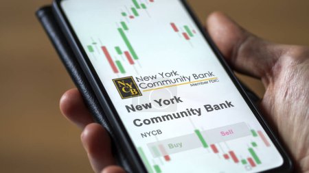 Téléchargez les photos : 20 novembre 2023. Le logo de la New York Community Bank sur un écran géant blanc, la marque sur un appareil. - en image libre de droit