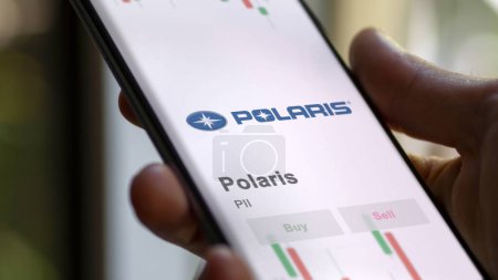 Téléchargez les photos : 20 novembre 2023. Le logo de Polaris sur un écran géant blanc, la marque sur un appareil. - en image libre de droit