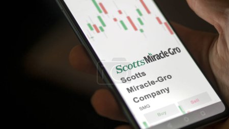 Foto de 20 de noviembre de 2023. El logotipo de Scotts Miracle-Gro Company en una pantalla blanca gigante, la marca en un dispositivo. - Imagen libre de derechos