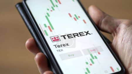 Foto de 20 de noviembre de 2023. El logotipo de Terex en una pantalla blanca gigante, la marca en un dispositivo. - Imagen libre de derechos