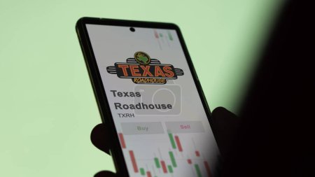 Téléchargez les photos : 20 novembre 2023. Le logo de Texas Roadhouse sur un écran géant blanc, la marque sur un appareil. - en image libre de droit