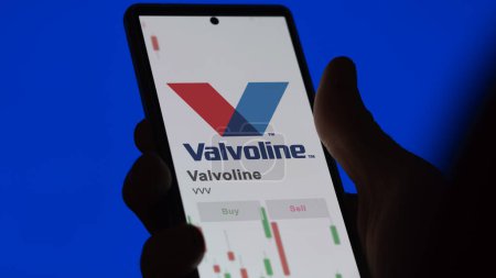Téléchargez les photos : 20 novembre 2023. Le logo de Valvoline sur un écran géant blanc, la marque sur un appareil. - en image libre de droit