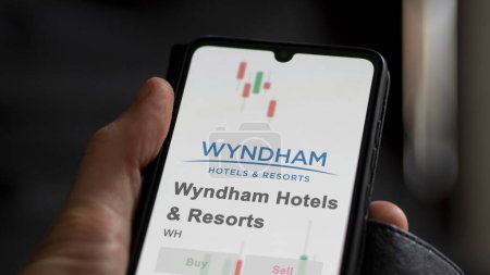 Foto de 20 de noviembre de 2023. El logotipo de Wyndham Hotels & Resorts en una pantalla blanca gigante, la marca en un dispositivo. - Imagen libre de derechos