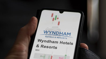 Foto de 20 de noviembre de 2023. El logotipo de Wyndham Hotels & Resorts en una pantalla blanca gigante, la marca en un dispositivo. - Imagen libre de derechos