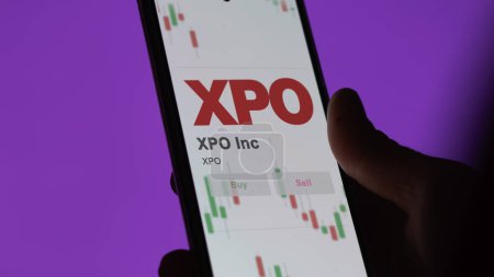 Téléchargez les photos : 20 novembre 2023. Le logo de XPO Inc sur un écran géant blanc, la marque sur un appareil. - en image libre de droit
