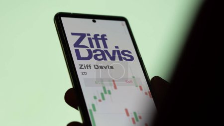 Téléchargez les photos : 20 novembre 2023. Le logo de Ziff Davis sur un écran géant blanc, la marque sur un appareil. - en image libre de droit