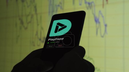 Téléchargez les photos : 24 novembre 2023. Un investisseur analysant le prix de PlayDapp sur un téléphone, la pièce jeton $PLA sur un crypto échange sreen. - en image libre de droit