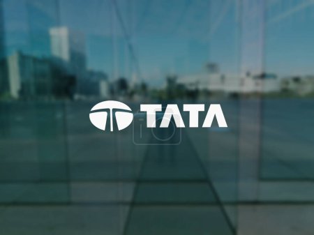 Téléchargez les photos : Logo Tata sur la fenêtre d'un bâtiment dans un quartier d'affaires. - en image libre de droit