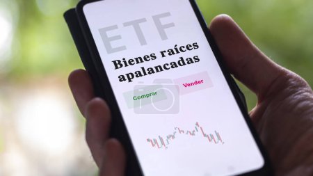 Téléchargez les photos : Un investisseur analysant un fonds etf. Texte de l'ETF en espagnol : Leveraged real estate, buy, sell. - en image libre de droit