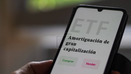 Téléchargez les photos : Un investisseur analysant un fonds etf. Texte ETF en espagnol : Large-Cap Buffered, acheter, vendre. - en image libre de droit