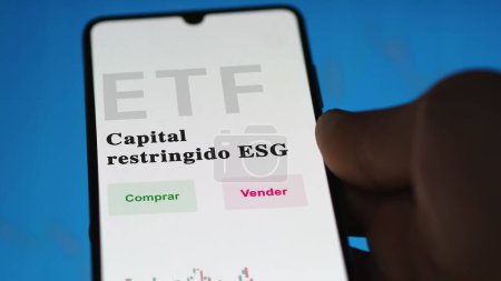 Téléchargez les photos : Un investisseur analysant un fonds etf. Texte ETF en espagnol : Contraint Capital ESG, acheter, vendre. - en image libre de droit