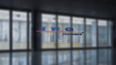 Téléchargez les photos : 20 novembre 2023. Le logo d'IPG Photonics sur la fenêtre d'un hall dans un quartier d'affaires.. - en image libre de droit
